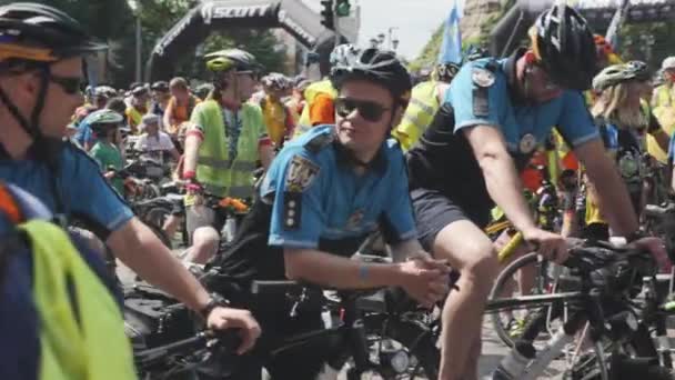 Kiev / ukraine-juni, 1. 2019 Nahaufnahme der Fahrradpolizei. junge Männer in Polizeiuniform auf Fahrrädern. Männer der Fahrradpolizei stehen bei Fahrradparade in Kyjiw — Stockvideo