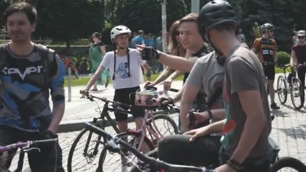 Kiev/Ukrayna-Haziran,1 2019 Dağ bisikleti genç çekici bisikletçilerin yakın çekim. Pembe retro bisikletli kız. Bisiklet geçit töreninde gülen bisikletçiler — Stok video