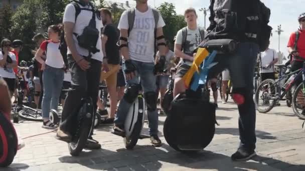 Kiev / Ucraina-1 giugno 2019 Partecipanti alla sfilata ciclistica in piedi con monoruote. Vista ravvicinata dei ciclisti sulle monoruote. Uomini su monoruote che parlano alla sfilata in bici. Concetto bicicletta — Video Stock