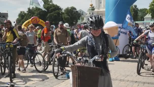 Kiev / ukraine-juni, 1 2019 attraktives Mädchen in arabischer Kleidung lächelt. Araberin hält Fahrrad. Radfahrerin mit Helm bei Fahrradparade Zeitlupe — Stockvideo