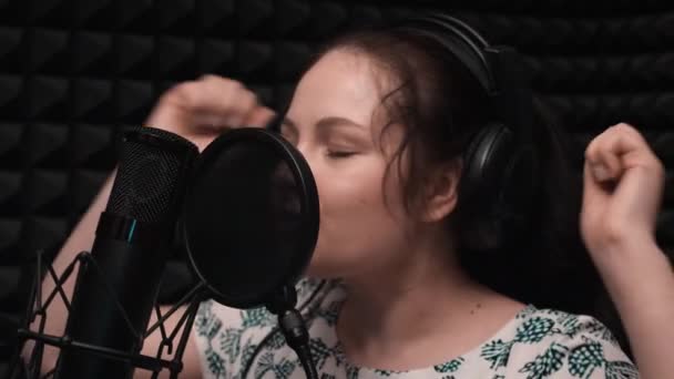 Extra close-up van het mooie meisje met blauwe ogen zingen lied. Aantrekkelijke vrouw is repetising op Music Vocal Studio — Stockvideo