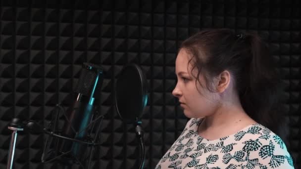 Pop artiste féminine met des écouteurs professionnels. Belle fille aux yeux bleus attendant la répétition au studio d'enregistrement professionnel — Video