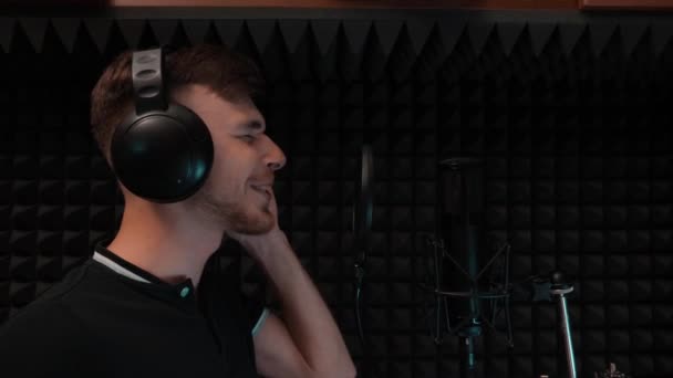 Jongen is emotioneel zingen. Young Man Recording song bij Vocal Studio — Stockvideo