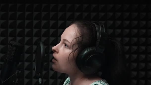 Primer plano de morena linda chica cantando y grabando canciones en el estudio de música vocal. Proceso de grabación profesional. Voces femeninas. Joven hermosa mujer grabación de voz — Vídeos de Stock