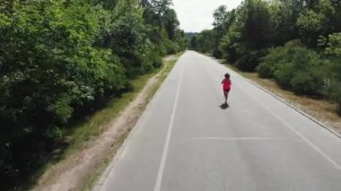 Pembe spor giyim çekici sportif kadın şehir parkta sert eğitim olduğunu. İnce esmer kız egzersizleri yapıyor. Güzel sportif kadın koşucu egzersiz çalışan pratik