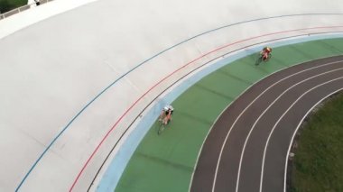 Sabit vitesli bisiklet profesyonel erkek bisikletçi ekibi velodrome de eğitim vardır. Bisiklet parkurunda binen genç sportif bisikletçiler