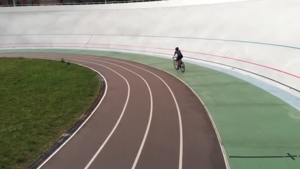 Attraktiv flicka på väg cykel rider på cykelväg vid Velodrome. Unga sportiga kvinna utbildning på cykelbana — Stockvideo