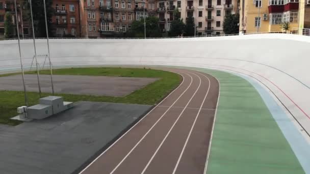 Kiev Velodrome'un havadan insansız hava aracı görünümü. Bisiklet pistinde eğitim. Bisiklet konsepti — Stok video