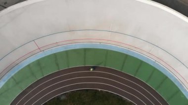 Pisttebisiklet bisikletçiler velodrome yarış vardır. Bisiklet pistinde yarışan sabit vitesli bisikletgenç bisikletçiler. Velodrome'da eğitim
