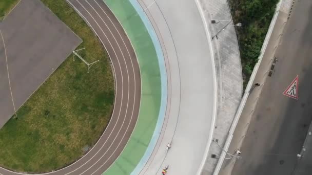 Drone vista dall'alto della pista ciclabile a Kiev. Allenamento al velodromo. Formazione ciclistica. I ciclisti maschi stanno cavalcando su biciclette a scatto fisso — Video Stock