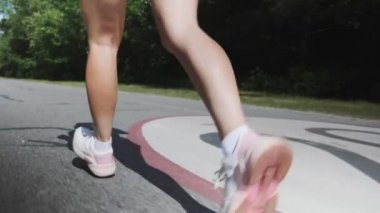 Parkta çalışan selülitli sportif kız. Selülitli kadın bacakları. Parkta eğitim alan genç kadın. Egzersiz yapan kız. Çalışan kavram. Yavaş çekim