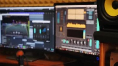 Ses mühendisinin dijital ses çalışma alanı ile ekranı kapatın. Müzik karıştırma ve evde kayıt stüdyosunda mastering süreci. Ses yapımcısı kayıt stüdyosunda müzik düzenleme.