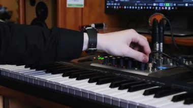 Ev kayıt müzik stüdyosu. Karıştırma ve mastering işlemi. Şarkı kayıt ve üretim süreci. Ses mühendisi düzenleme ve mastering pop rock hit müzik parça üzerinde çalışıyor.