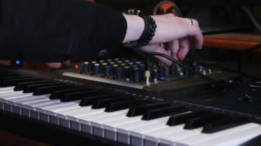 Ses yapımcısı mühendis itme ve pop rock müzik şarkı oluştururken ve üretirken ev müziği kayıt stüdyosunda karıştırma tahtası ve soundboard düğmeleri ve düğmeleri dönüm.