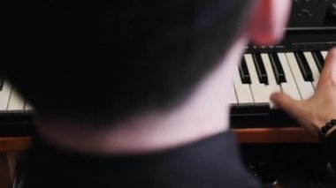 Ev kayıt müzik stüdyosu. Karıştırma ve mastering kurulu ve soundboard ile piyano çalan eller. Ses mühendisi besteci ev stüdyosunda piyano pop rock şarkı yazma.