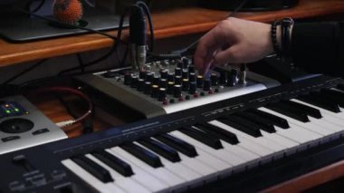 Ses üreticisi, ekolayzır ve kompresörile karıştırma tahtasındaki düğmelere ve döndürme düğmelerine basar. Ses mühendisi evde kayıt stüdyosunda müzik yaratıyor. Müzik konsepti