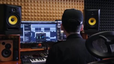 Ses mühendisi ekranda monitörler ve ekolayzır karıştırma dişli ile ev müzik stüdyosunda çalışıyor. Müzik mühendisi karıştırma ve pop rock parçaları mastering. Ev müzik stüdyosu