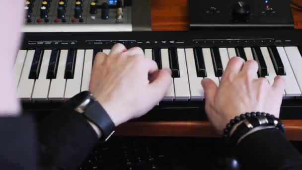 Τα χέρια παίζουν στο πιάνο MIDI πληκτρολόγιο στο μουσικό στούντιο. Διαδικασία σύνθεσης μουσικής. Ποπ συνθέτης που δημιουργεί νέο τραγούδι για μουσικό άλμπουμ. Αρχική ιδέα του στούντιο εγγραφής μουσικής. — Αρχείο Βίντεο