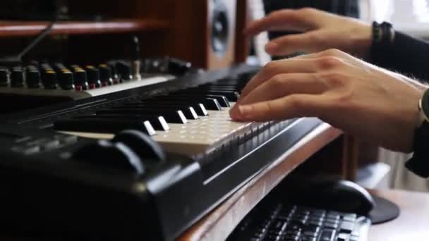 Mãos a tocar piano teclado electrónico com relógio digital. Conceito de estúdio de gravação musical. Músico produzindo música em estúdio. Processo de gravação da canção . — Vídeo de Stock