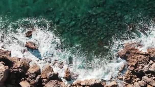 Prachtig uitzicht op de Middellandse Zee. Krachtige oceaan golven. Bovenaanzicht van heldere azuurblauwe oceaan golven. Drone shot van rotsachtig strand met extreme golven. Golven crashen rotsen. Golven raken Seashore — Stockvideo