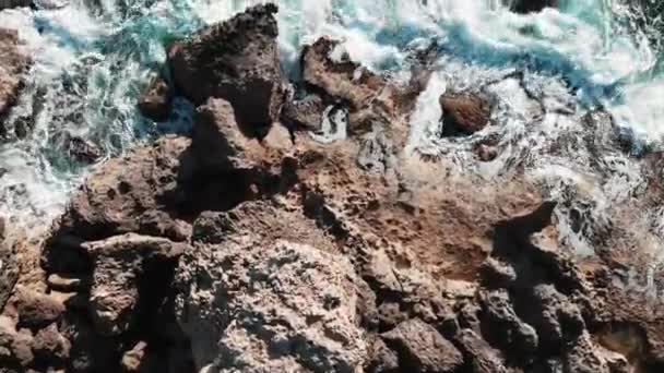 Drone vliegt door grote oceaan rotsen. Luchtfoto van de oceaan golven. Golven raken kust. Zee golven spatten en het creëren van schuim. Close-up uitzicht op de Middellandse Zee en stenen. Prachtige rotsen en zee — Stockvideo