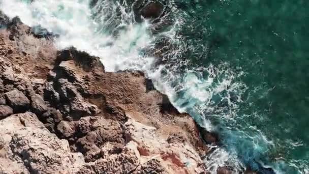 Extreme golven crashen rotsen. Krachtige oceaan golven die rotsachtige kustlijn raken. Zeegezicht golven spetteren. Grote golven van de zee. Prachtige kust — Stockvideo