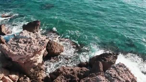 Grandes olas oceánicas. Olas marinas golpeando rocas. Olas salpicando y creando espuma. Hermosa playa rocosa. Grandes rocas marinas. Vista aérea de la costa rocosa. Ondas oceánicas con agua azul — Vídeos de Stock