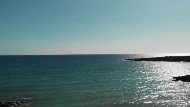 Blått hav bevattnar. Flygbild över havsvågor. Drone Shot av havsvågor och Rocky Seashore. Vackra klippiga kust och klippor. Havsvågor som drabbar kusten. Medelhavet — Stockvideo