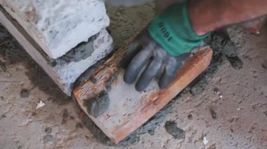 İşçi el çimento tuğla döşeme. Duvar inşaatı. Tuğla döşeme işlemi. Yakın çekim