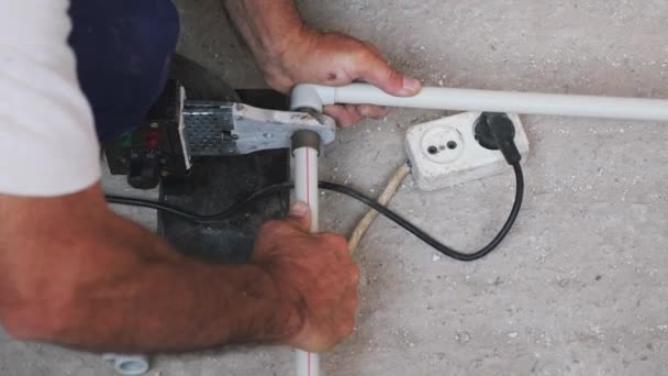 Plumber soldering metal-plastic pipe with hands. Soldering iron and pipes. Construction concept — Stock Video