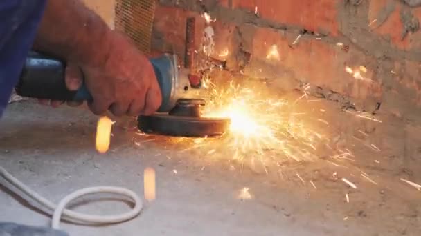 Scie circulaire coupe métal au ralenti. ouvrier coupant le métal avec une scie circulaire avec des étincelles volant autour. concept de construction — Video