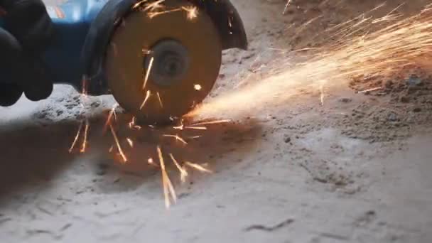 Manos obreras cortando tubo de metal con sierra circular con chispas naranjas. concepto de construcción. corte de metal por el trabajador sierra de mano circular . — Vídeos de Stock