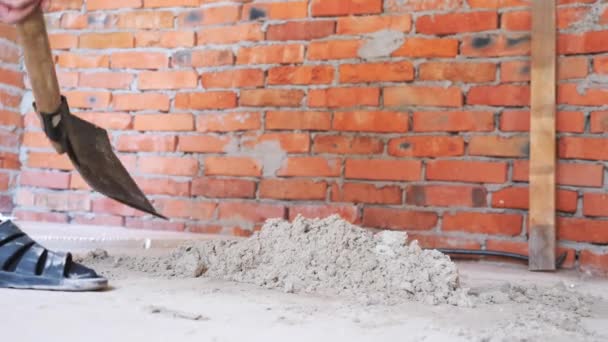 Schep graven van zand. Bouwconcept. Spade met zand. Graven van zand in de buurt van rode bakstenen muur met schep — Stockvideo