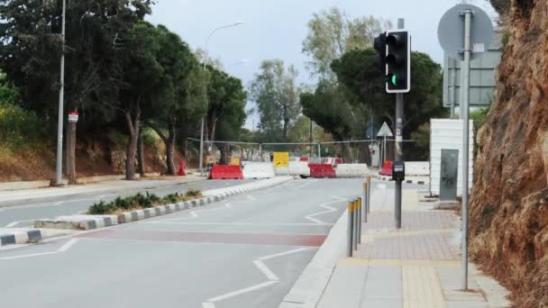 Впереди блокпост. Строящаяся дорога блокируется барьерами с светофорами и белым красным забором. Концепция строительства — стоковое видео