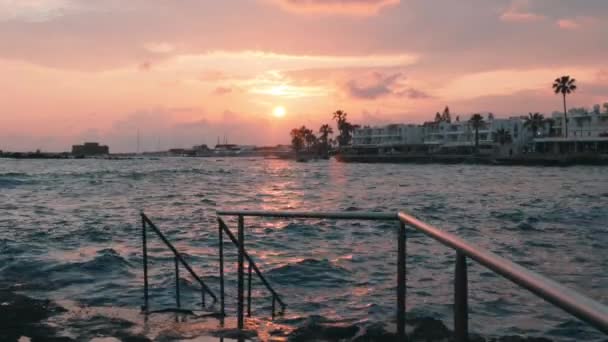 桟橋の夕日。ピンクの海の夕日。遊歩道の美しい夕日。マリーナのピンクの夕日。夕暮れ時の観光地。桟橋に信じられないほどのピンクの夕日。歩行者道の美しい夕日. — ストック動画