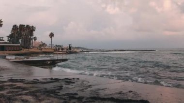 Terk edilmiş deniz kıyısı. Büyük deniz dalgaları gezintiye çıkıyor. Şehir gezintisinde kötü fırtınalı hava. Fırtınada deniz gezintisi. Yağışlı fırtınalı havalarda Akdeniz kıyı şeridi