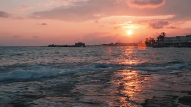 信じられないほどの海の夕日。ピンクの夕焼け美しい海の夕日。日没のピンクの雲。日没のピンクの空。ピンクの空と海。夕暮れ時の嵐の海。オレンジ色の夕焼けマリーナの信じられないほどの夕日 — ストック動画