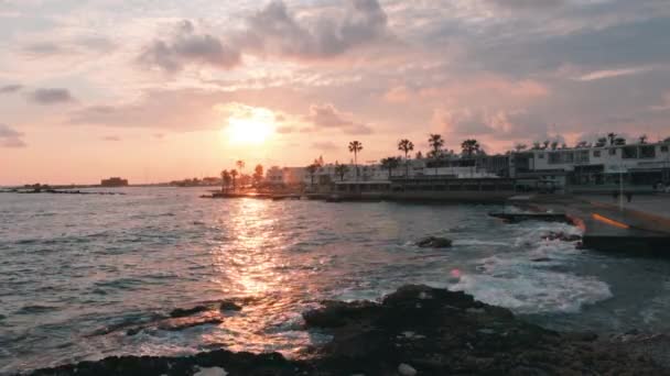 ビーチの夕焼け。桟橋の夕日。遊歩道の夕焼け夕暮れ時の観光地。日没のマリーナ。ピンクの夕焼け美しい夕日。ピンクの夕日と美しい空。日没の手のひら。日没時の建物 — ストック動画