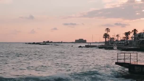 Zona turística en tormenta. Paseo turístico. Tiempo lluvioso tormentoso en el paseo marítimo. Gente caminando en el paseo marítimo. Hermoso atardecer cuando hace viento — Vídeos de Stock