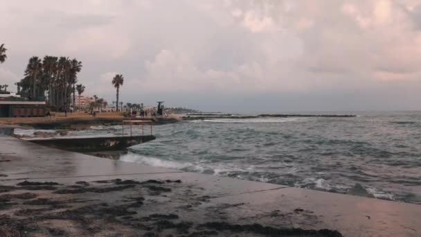 Övergivna sjö kusten. Stora havsvågor som slår strandpromenaden. Dåligt stormiga vädret vid strandpromenaden. Havspromenaden vid storm. Medelhavets kust vid regniga stormiga väder — Stockvideo