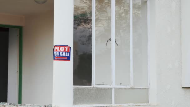Ev bina üzerinde satılık işaret etiket için Arsa. Beyaz Ev'in satılması için ev satılıyor. Gayrimenkul konsepti — Stok video