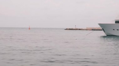 Beyaz lüks yat marinademirli. Marina ile sakin sakin Akdeniz. Güzel lüks tekne marina da demirledi.