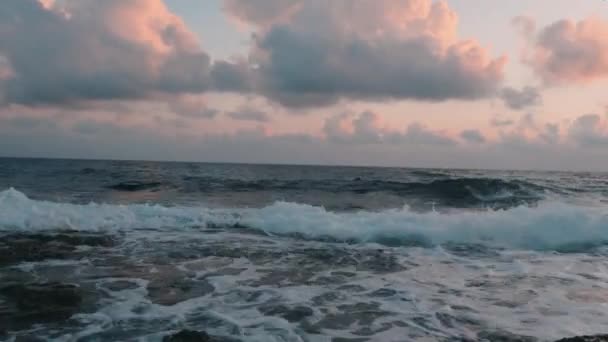 Feche as grandes ondas do oceano tempestuoso. Fechar as enormes ondas do mar a cair na costa rochosa. Ondas salpicando e criando espuma. Feche-se de ondas em tempestade. Mar incha batendo costa rochosa — Vídeo de Stock