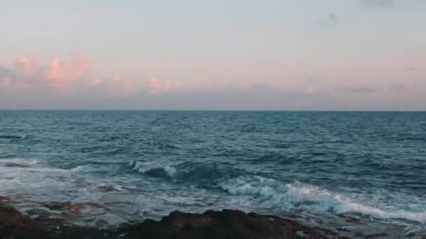 大きな嵐の海の波。岩の多いビーチで海の波が押し寄せる。岩の多い海岸を打つ波。嵐の海の美しい景色。美しい嵐の暗い海。魅惑的な海の波 — ストック動画