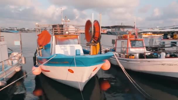 Hermosa vista de los viejos barcos de pesca de madera amarrados en el muelle en Paphos, Chipre. Pequeños barcos de pesca con cabrestantes para redes de pesca. Grupo de barcos de pesca balanceándose sobre las olas en el puerto deportivo — Vídeos de Stock