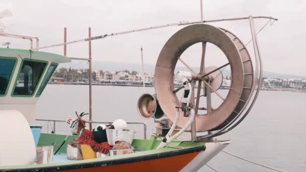 Close up view of part of old fishing boat. Old fishing boat moored in marina. Close up view of fishing tackle. Fishing winch on deck of fishing boat. Small wooden fishing boat with winch for nets — Stock Video