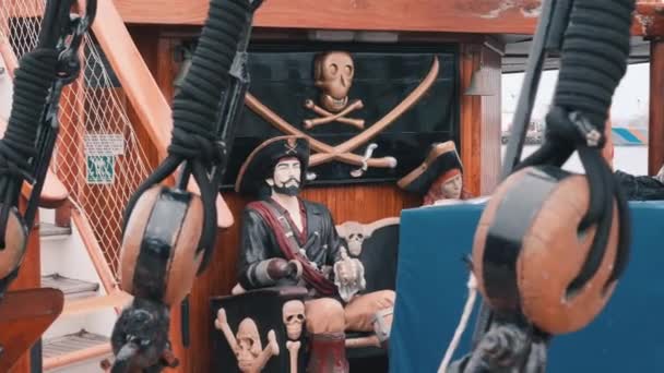 Nahaufnahme von Details auf einem Piratenschiff. Nahaufnahme von Piraten Unterhaltungsschiff. Ausflugsschiff. Großaufnahme der Piratenstatue. an Bord eines Piratenausflugsbootes. — Stockvideo