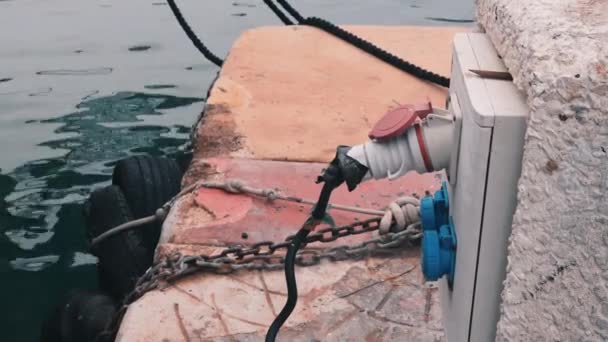 Switchbox vid piren. Elektrisk sköld i Marina. Elektrisk tråd som hålls nära piren. Elektrisk tråd i Marina. Närbild på detaljer i Marina med yachter. — Stockvideo