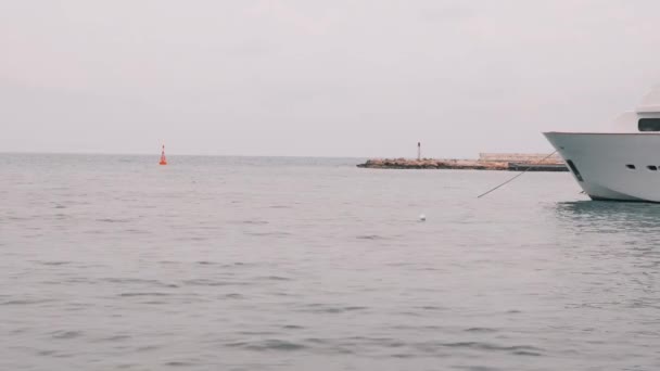 Iate de luxo branco atracado na marina. Tranquilo mar mediterrâneo calmo com marina. Belo barco de luxo ancorado na marina . — Vídeo de Stock