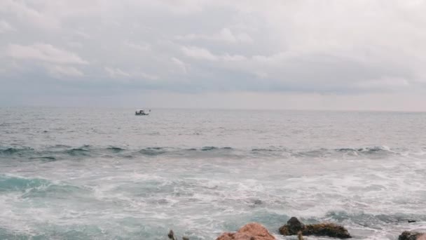 Man vissen op boot in zee. Visser op boot bij storm. Man vissen in Storm. Klein schip zeilen in open water. Regenachtig winderig weer op zee. Slow Motion — Stockvideo